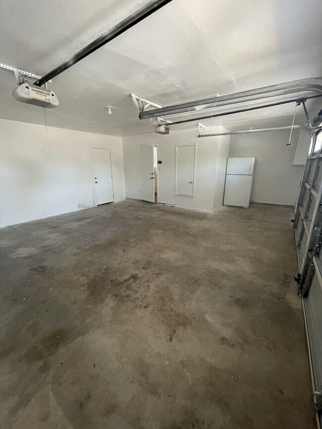Building Photo - 6306 Madeleine Dr