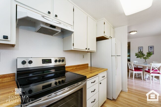 Building Photo - 1011-1053 Sonoma Glen Cir