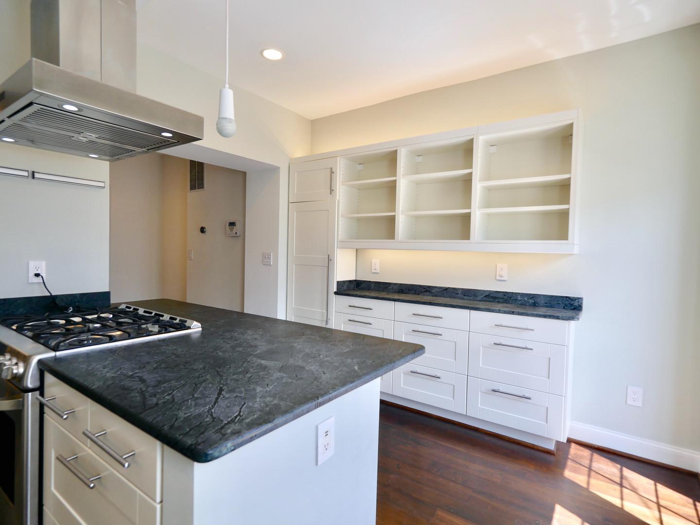 Building Photo - Elegant H Street Corridor townhouse minutes from downtown