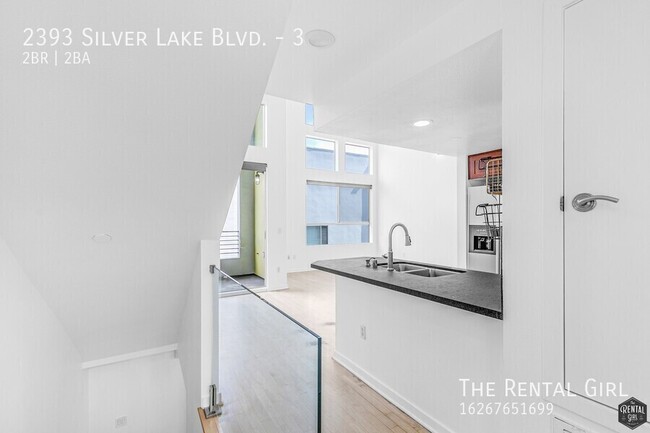 Building Photo - Spacious Silver Lake Townhome | Multi-Leve...