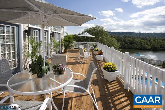 Building Photo - 200 Lake Club Ct