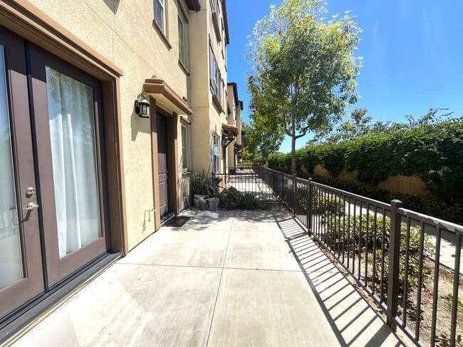 Building Photo - 2 bed, 2.5 bath located in Corona, CA!