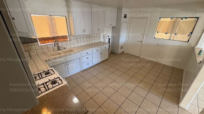 Building Photo - 3 bedroom 1 bathroom house located near E. California Ave/ Mt Vernon Ave