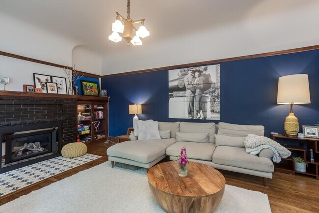 Building Photo - Charming Upgraded 2 Bedroom 2 Bath Rose Garden Home