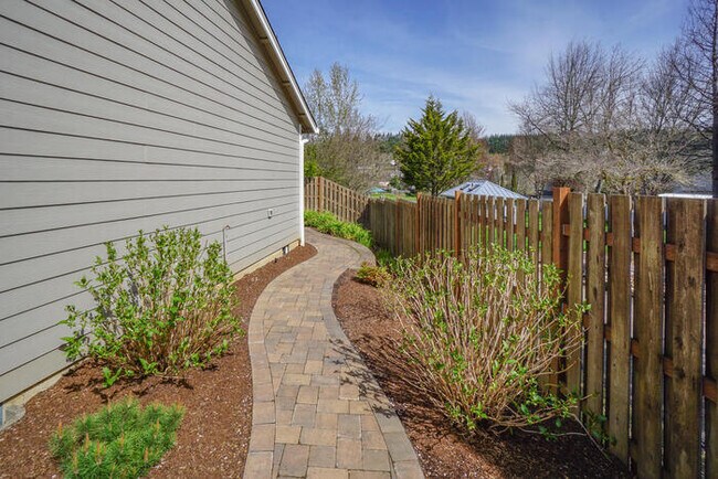Building Photo - BEAUIFUL RAMBLER IN SOUTHVIEW HEIGHTS