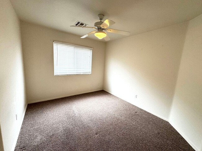 Building Photo - 3 bedroom plus den, 2 bath, on the golf co...