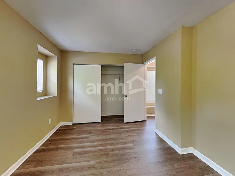 Building Photo - 100 Trayesan Dr