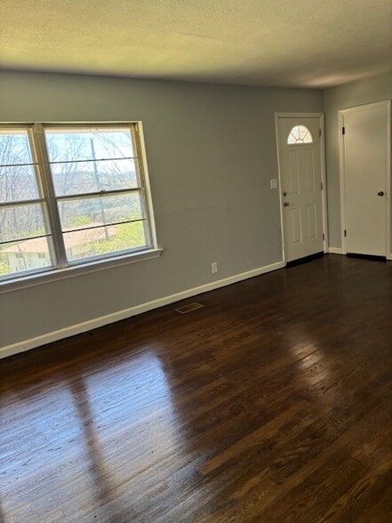 Living room - 3521 E Crest Dr