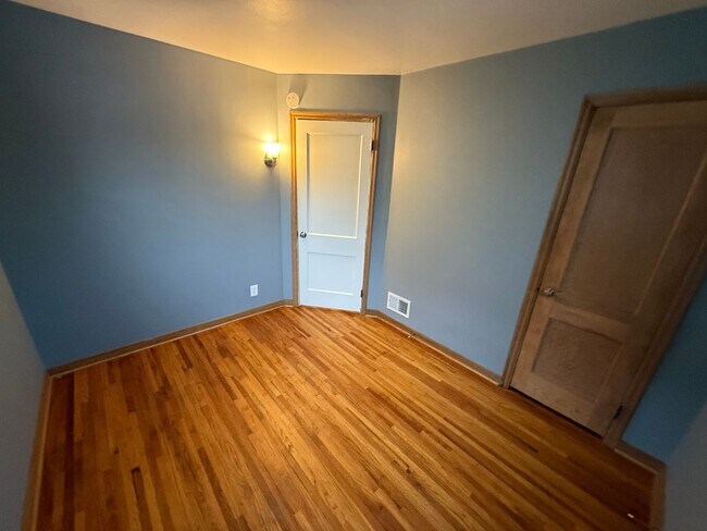 Building Photo - 2 Bed, 1 Bath Single-Family Home Close to Downtown!