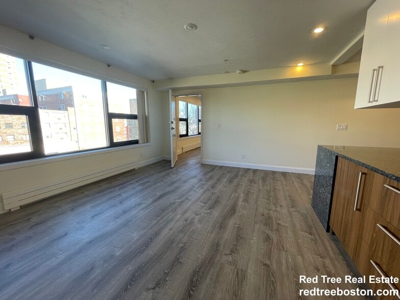 Building Photo - 1028a Commonwealth Ave