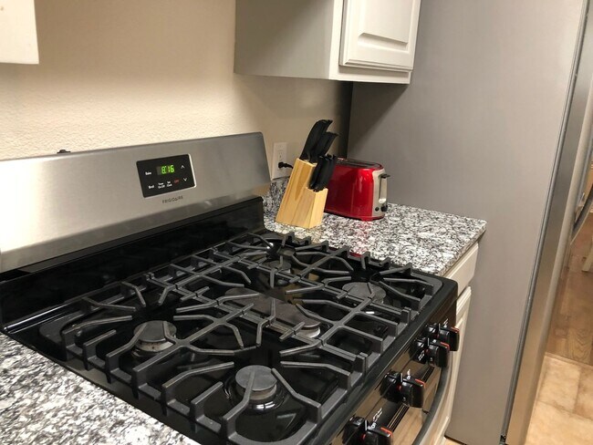 Building Photo - Move in Ready - 3 bedroom 2 bath 1 car garage