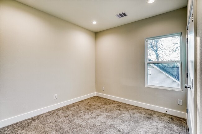 Building Photo - 833 Dorchester St