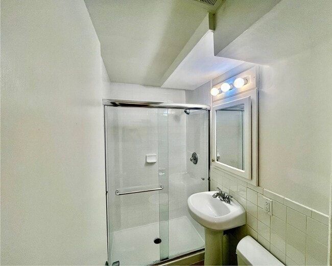Building Photo - ** Move in Special** 3 bed 2 bath Ranch w/...