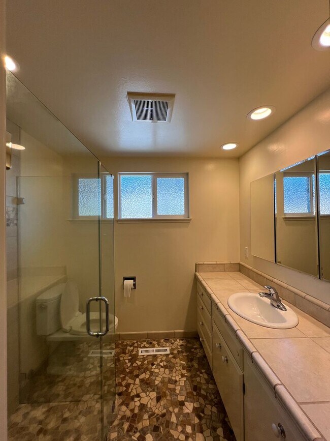 Building Photo - Charming 2BR/2BA Home Just Minutes from the Beach – Fully Landscaped, Spacious & Private