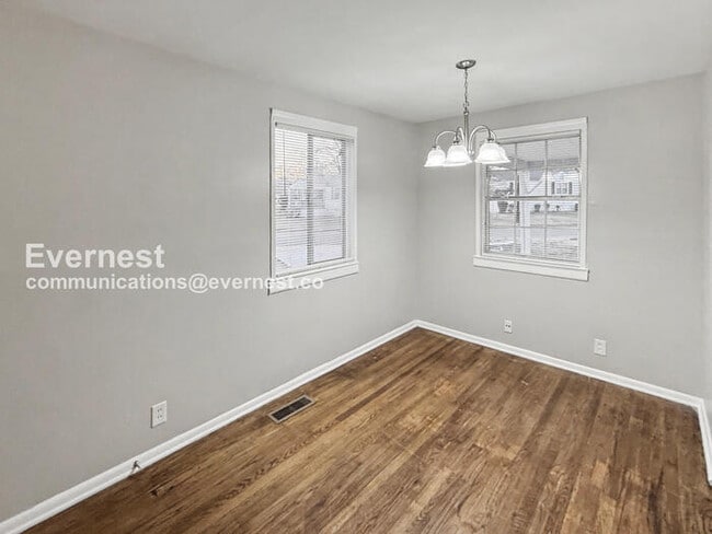 Building Photo - 3056 Highland Dr