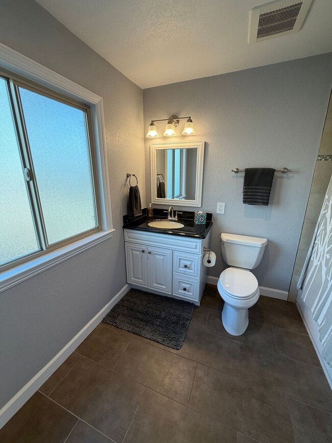 Building Photo - 3 Bed 2.5 Bath Townhome In Danville