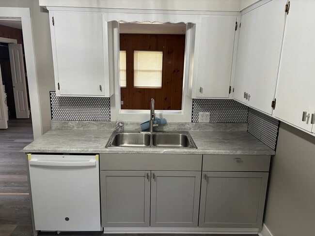 Building Photo - Single family home for rent 2 bed 1 bath detached garage