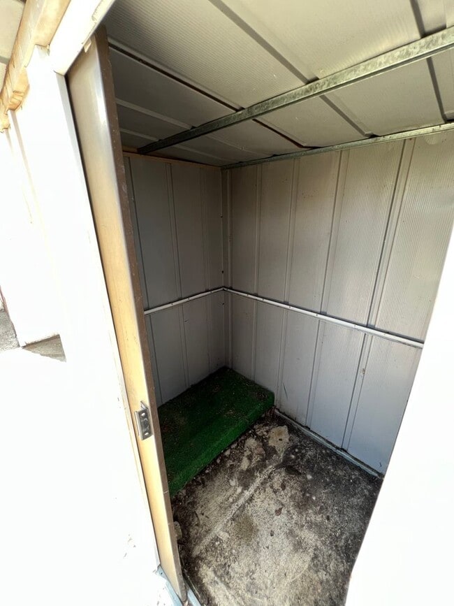 Building Photo - 1 Bedroom 1 Bath Townhouse in Great Neighborhood