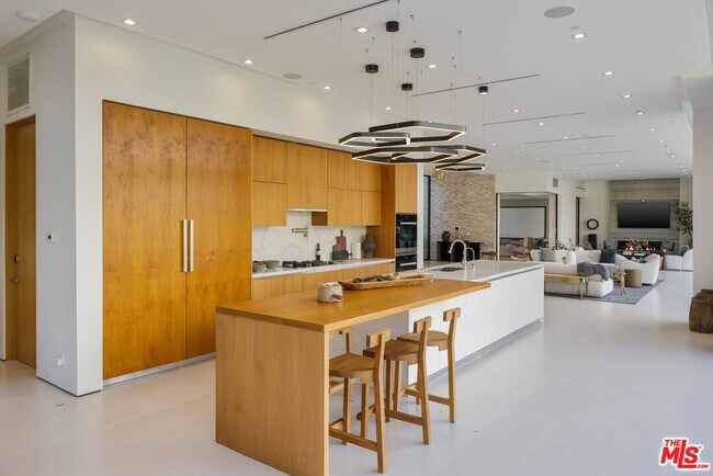 Building Photo - 16801 Oak View Dr