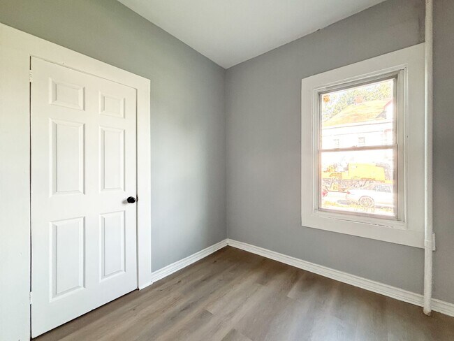 Building Photo - 478 S 15th St