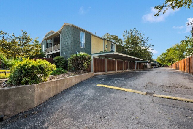 Building Photo - Charming 2 Bedroom Condominum