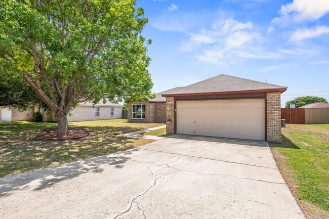 Building Photo - Available NOW!!!! This 3 bedroom, 2 bath, 2 car garage home has no carpet. All flooring is LVP an...