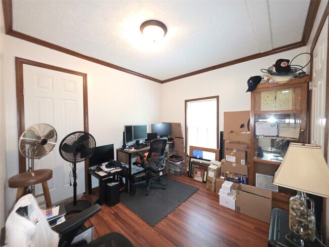 Building Photo - 21683 White Oak Dr