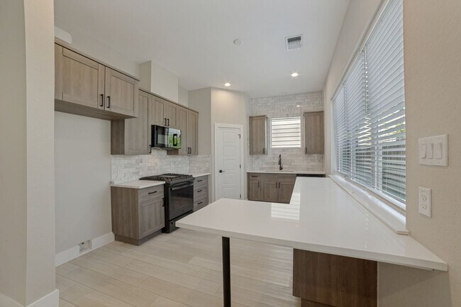 Building Photo - 1618 W Lawndale Dr
