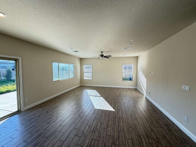 Building Photo - 2494 Valdes Dr