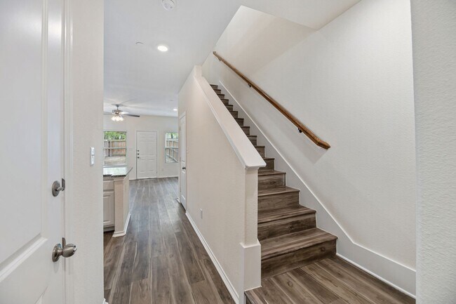 Building Photo - AVAILABLE NOW! 3 BEDROOM TRIPLEX LOCATED IN BONHAM, TEXAS!