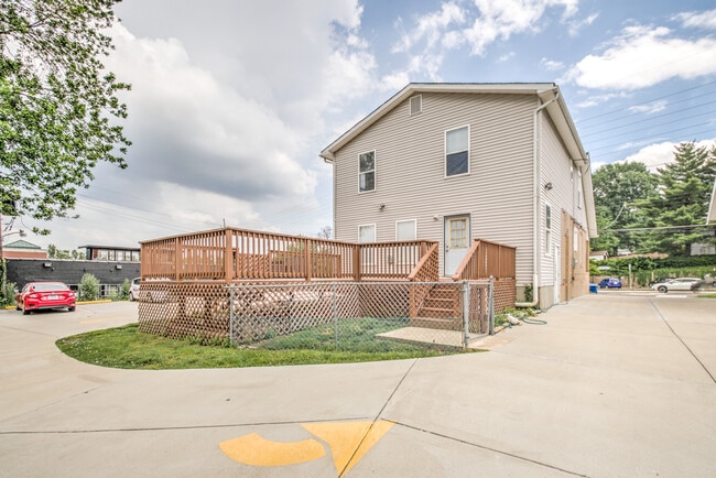 Building Photo - 2305 S Big Bend Blvd