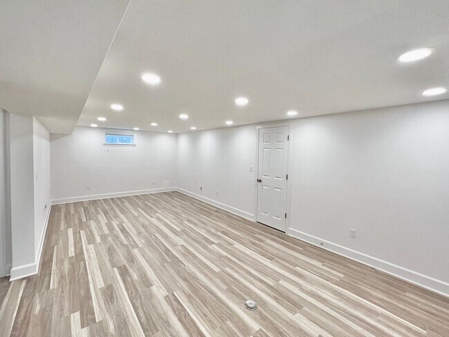 Building Photo - Newly Renovated 3 bed 2 bath With Huge Bac...