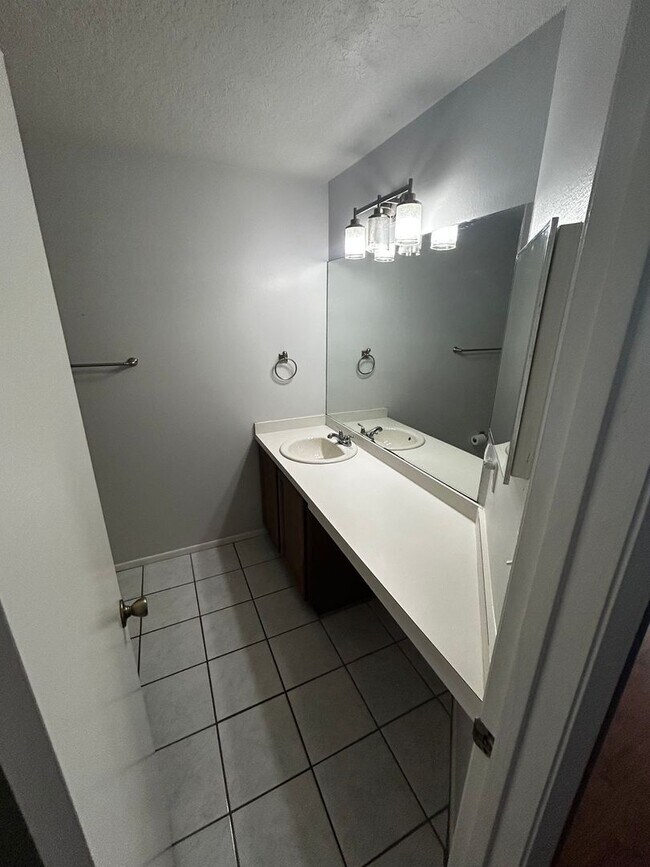 Building Photo - Beautiful 2/2 Condo Located in Hunters Res...