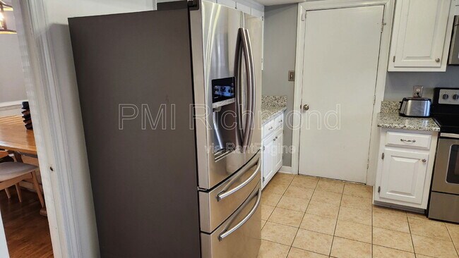 Building Photo - 2018 Cambridge Dr