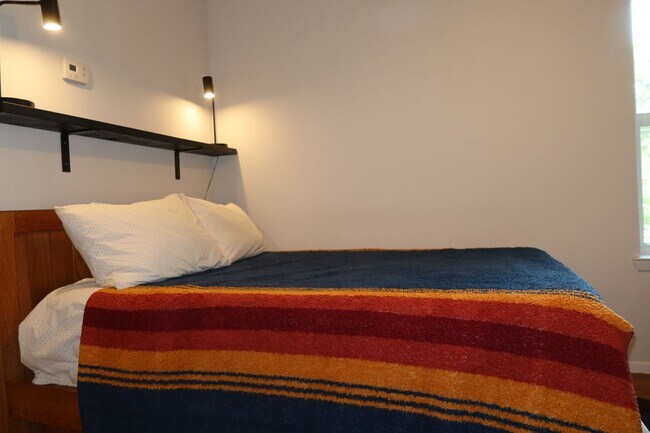 Building Photo - Hyde Park Country Condo - Furnished - 1BD/1BA - Covered Parking -Close to Everything