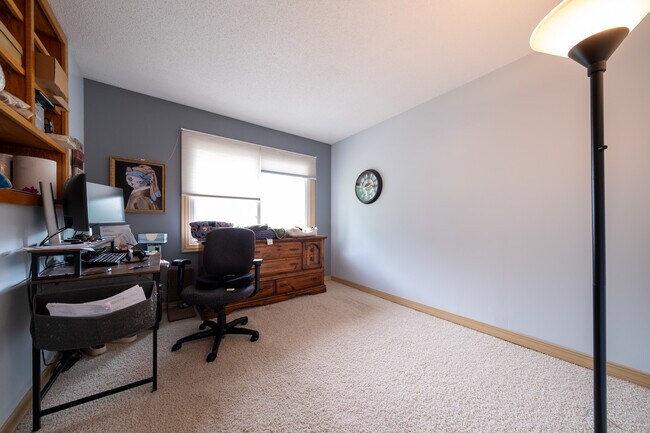 Building Photo - 4222 Goldenrod Ln N
