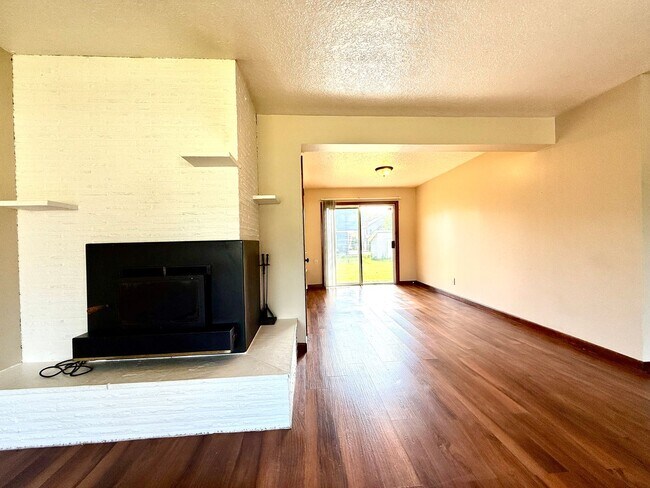 Building Photo - Updated 3 Bedroom House in Powellhurst-Gil...