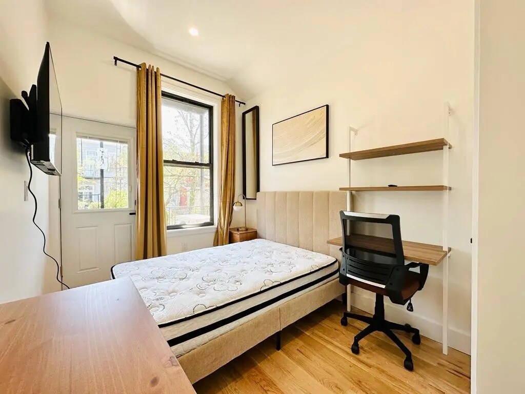 Building Photo - Furnished room/NOT APARTMENT