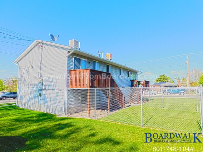 Building Photo - 2 Bedroom Duplex Unit in Great Neighborhood