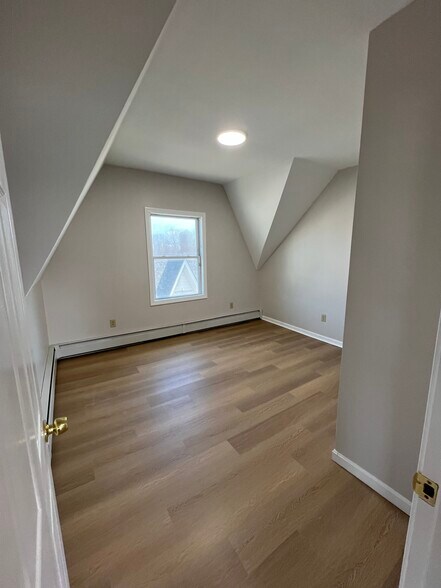 Building Photo - 981 Valley St