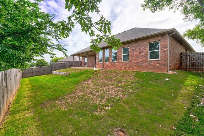 Building Photo - 2023 Westbury Dr