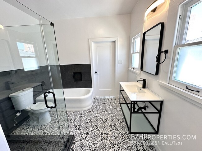 Building Photo - Gorgeous Newly Remodeled 3 Bedrrom 2 Bathr...