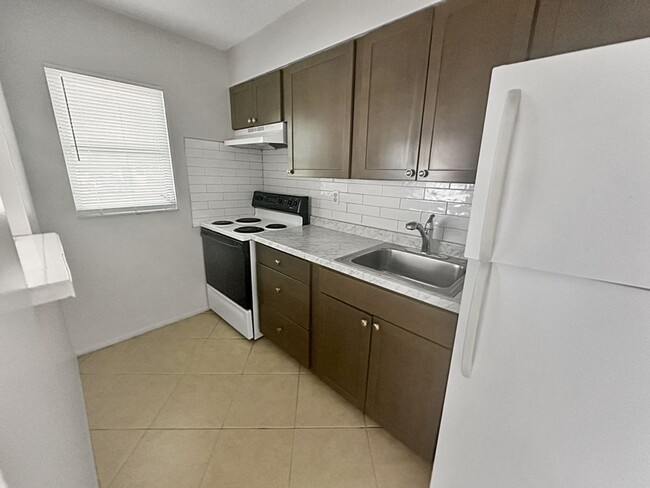 Building Photo - Centrally Located Studio Apartment in Sara...