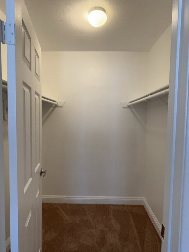 Building Photo - Comfortable and well-equipped 2-bedroom, 2-bathroom condo