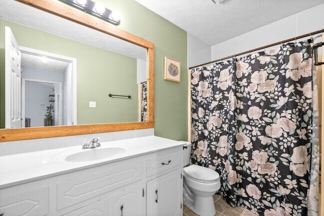 Building Photo - Move-In Ready - Pet Friendly!