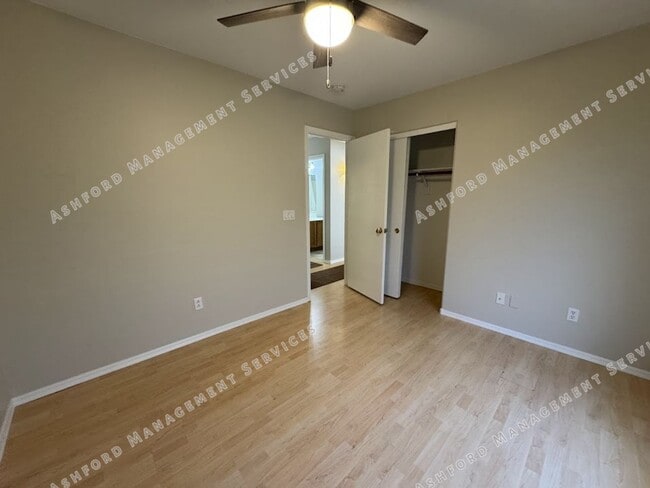 Building Photo - 3 BEDROOM WITH NO CARPET/LARGE YARD
