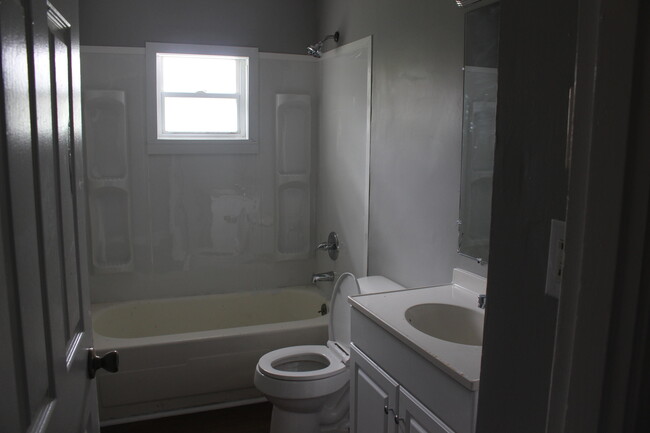 Building Photo - 1499 Thames Dr