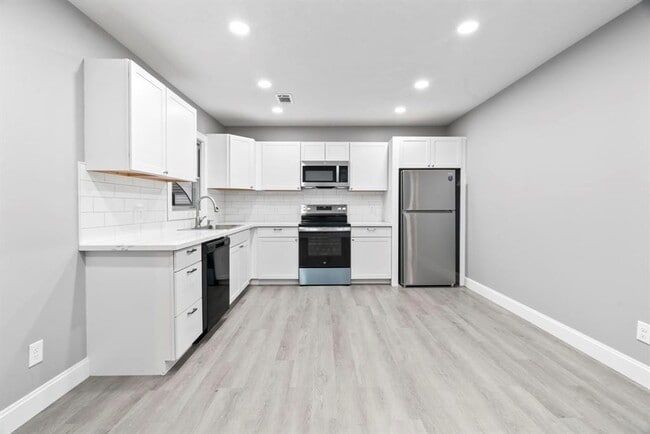 Building Photo - 1313 Elm St