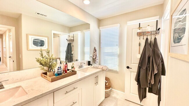 Building Photo - Beautiful "Model" Show Townhome in the Gat...