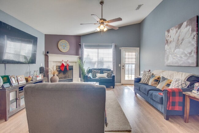 Building Photo - Spacious 3 Bedroom Home Minutes from Downtown Pensacola! Available February 1st